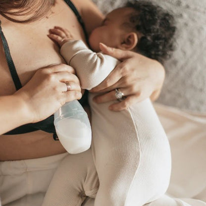 Tire lait manuel dans les main du maman avec un bébé 