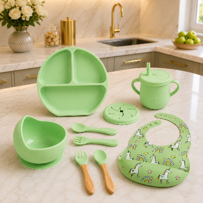Un coffret repas bebe sur table vert
