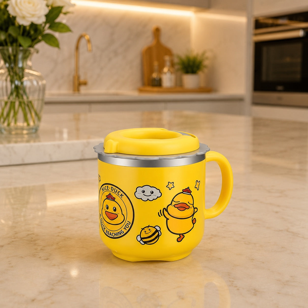 Un tasse d'apprentissage bebe jaune sur table