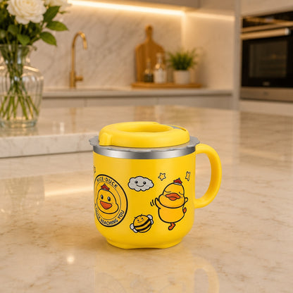 Un tasse d'apprentissage bebe jaune sur table