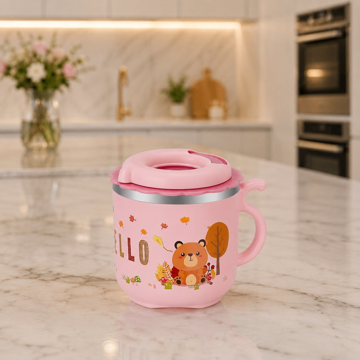Un tasse d'apprentissage bebe rose sur table
