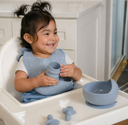Une assiette bébé bleu sur la chaise haute