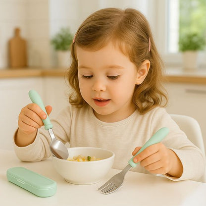 Une fille mange avec couverts  bébé​