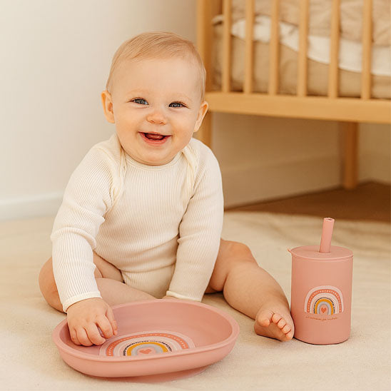 verre bébé à côté du  bébé