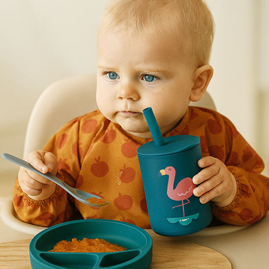 verre bébé dans les main du bébé