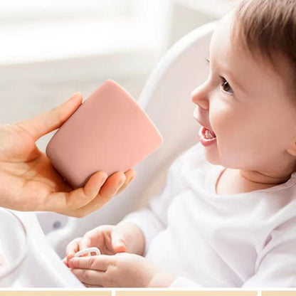 verre bébé dans les  main du maman 