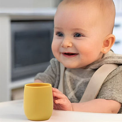 verre bébé sur une  chaise haute