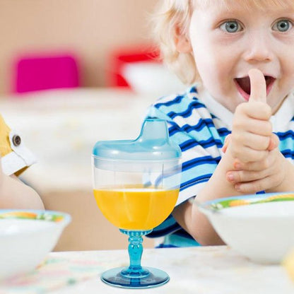 verre pour bébé bleu sur table