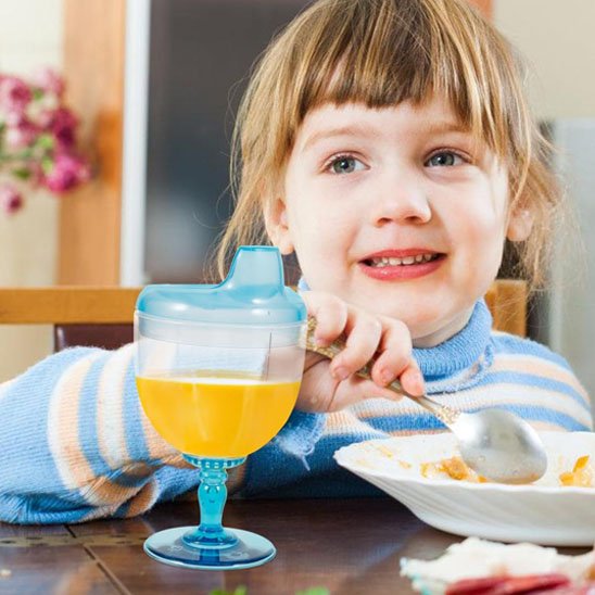 verre pour bébé sur table bleu
